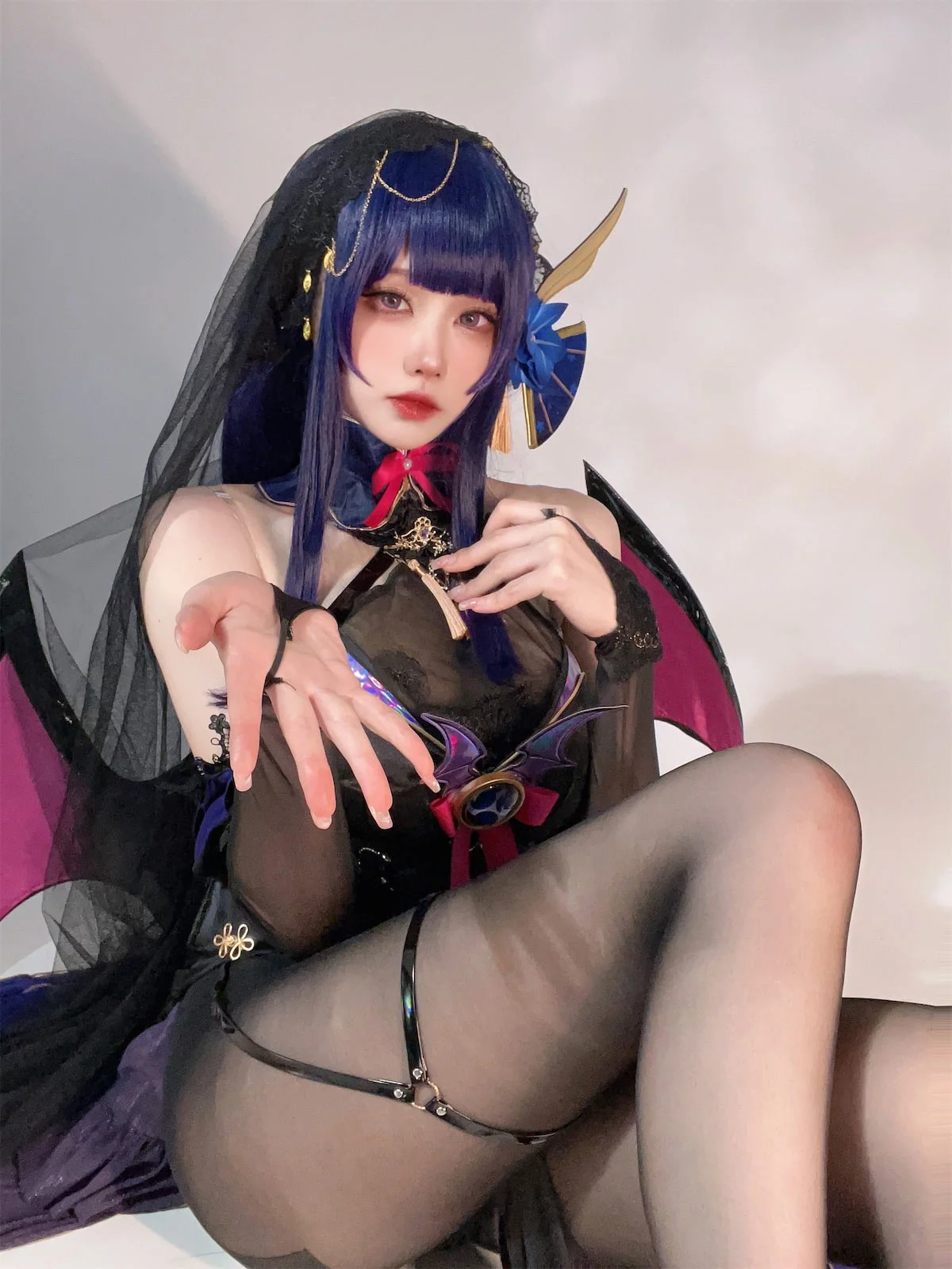 动漫博主安食Ajiki雷电将军魅魔主题性感黑色礼服配超薄黑丝秀美腿诱惑写真35P