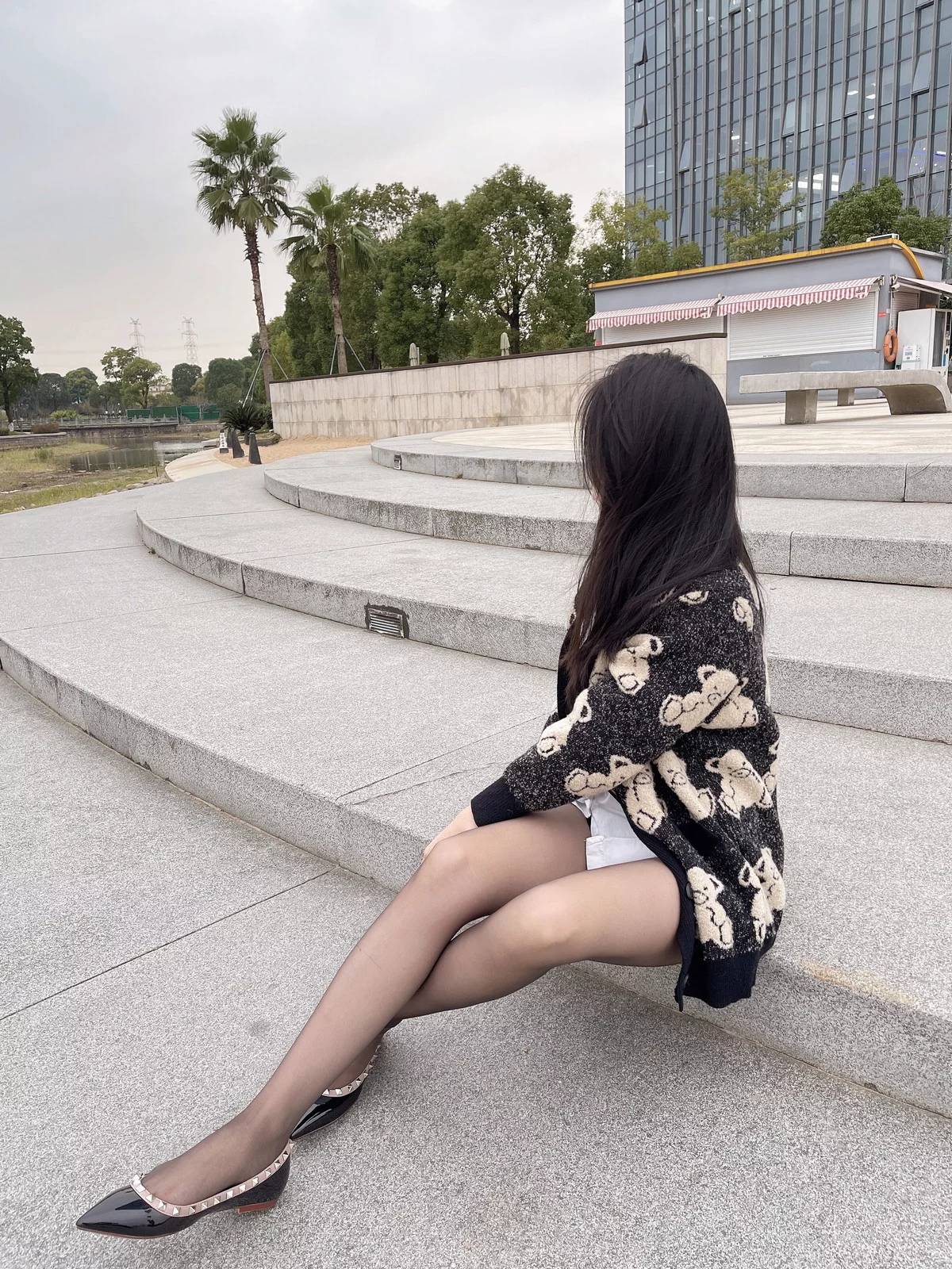 微博博主July芝岚毛衣风采主题户外黑色毛衣下性感白T配超薄黑丝迷人诱惑写真56P