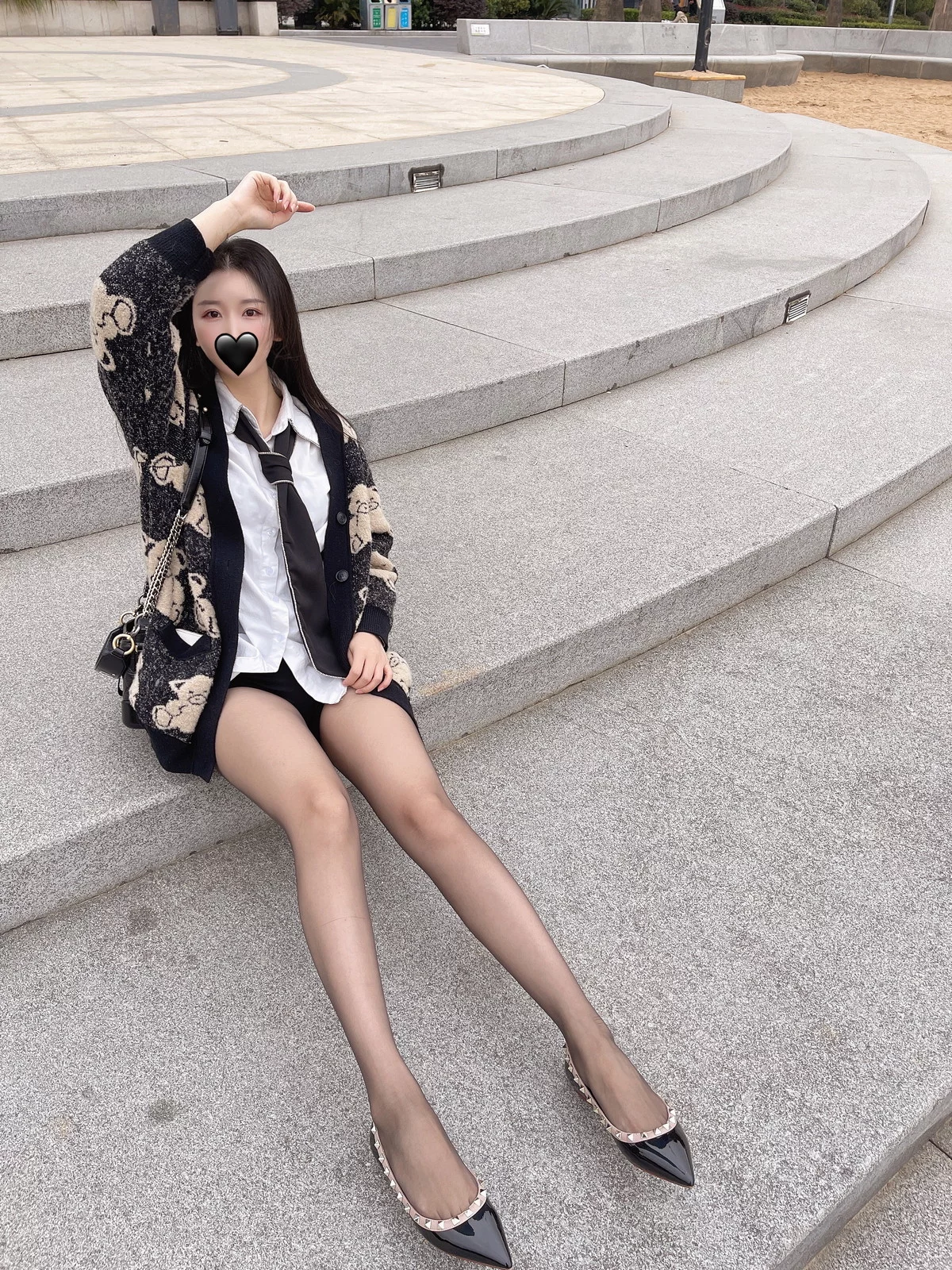 微博博主July芝岚毛衣风采主题户外黑色毛衣下性感白T配超薄黑丝迷人诱惑写真56P