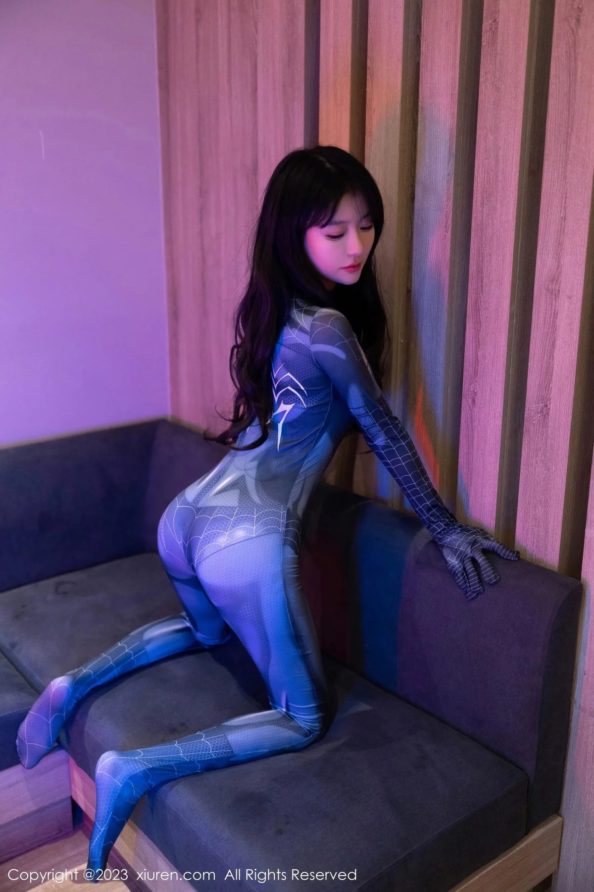 XiuRen第7326期_模特幼幼暗色灯光下性感银灰蜘蛛侠服紧身秀完美身材诱惑写真77P