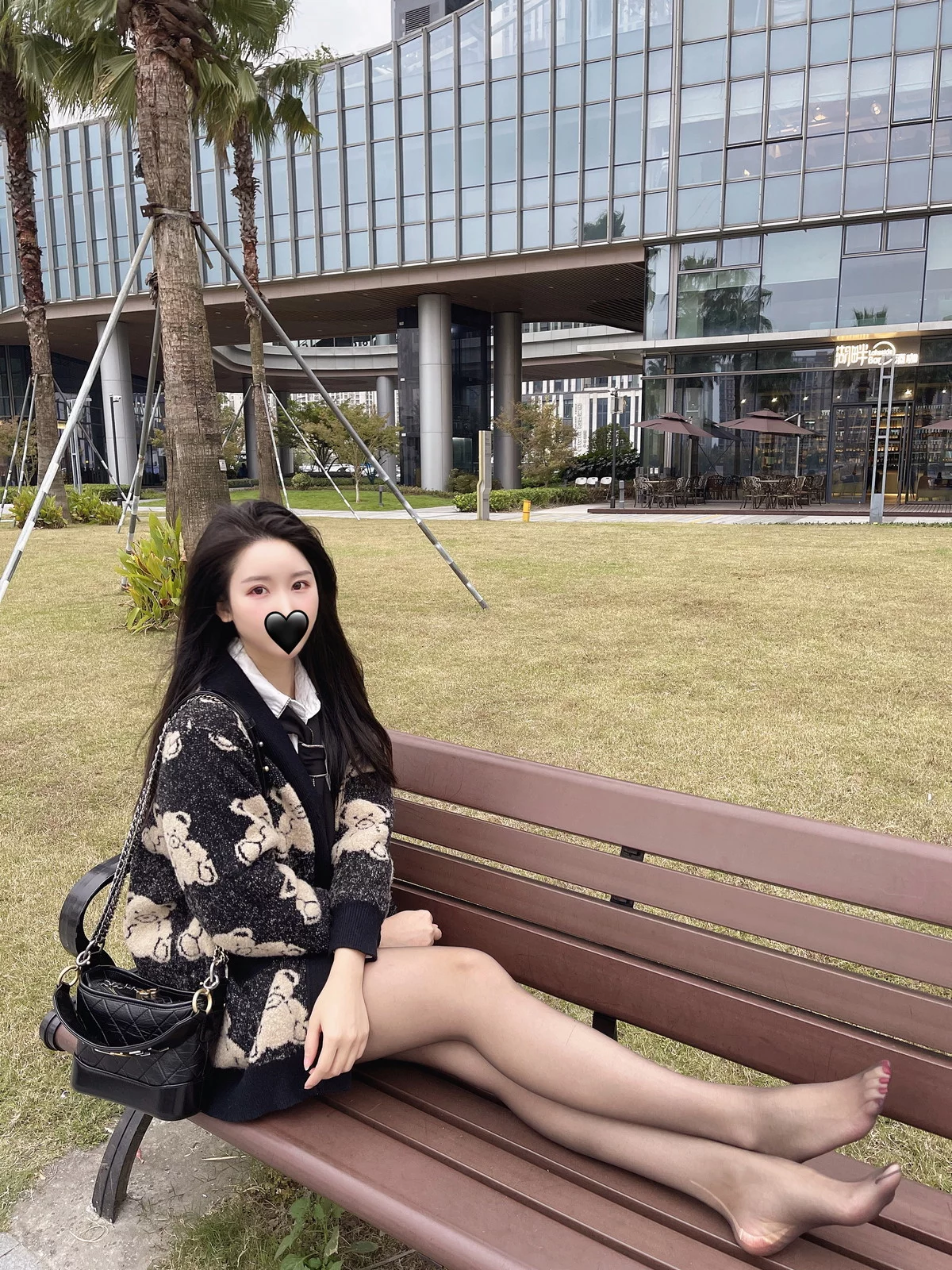 微博博主July芝岚毛衣风采主题户外黑色毛衣下性感白T配超薄黑丝迷人诱惑写真56P