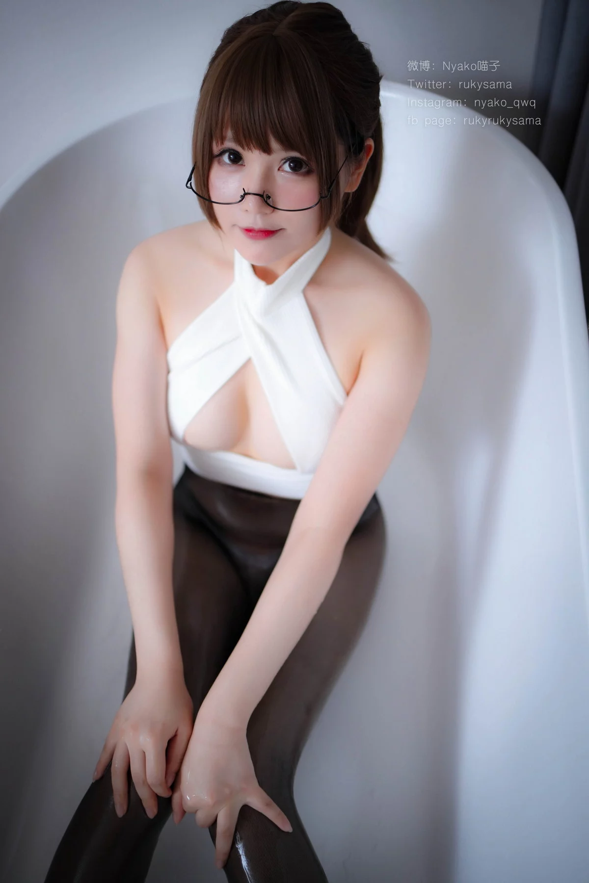 网络美女Nyako喵子护士服主题性感白色护士服配超薄黑丝露黑色内衣诱惑写真155P