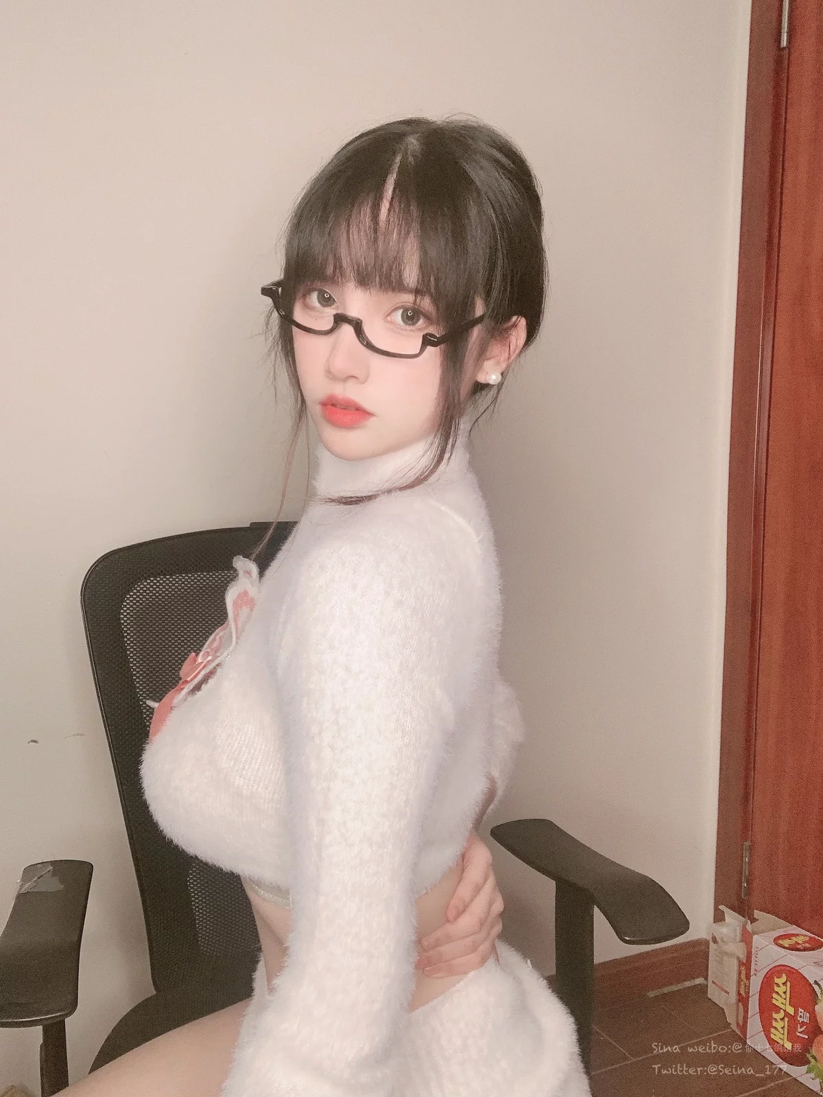 Coser小姐姐你十七鸽圣诞节主题性感白色绒毛上衣半脱露白色内衣完美诱惑写真55P