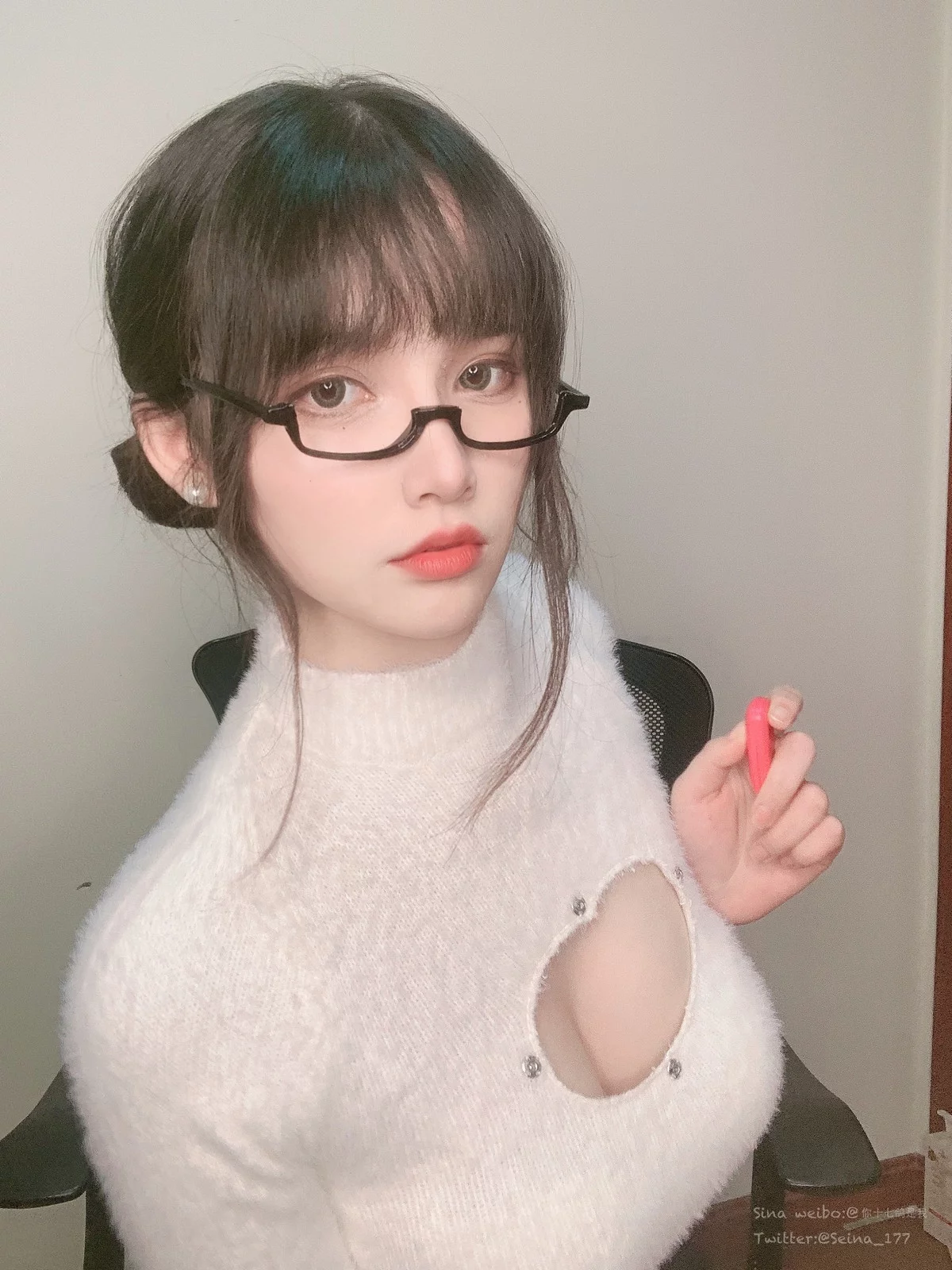 Coser小姐姐你十七鸽圣诞节主题性感白色绒毛上衣半脱露白色内衣完美诱惑写真55P