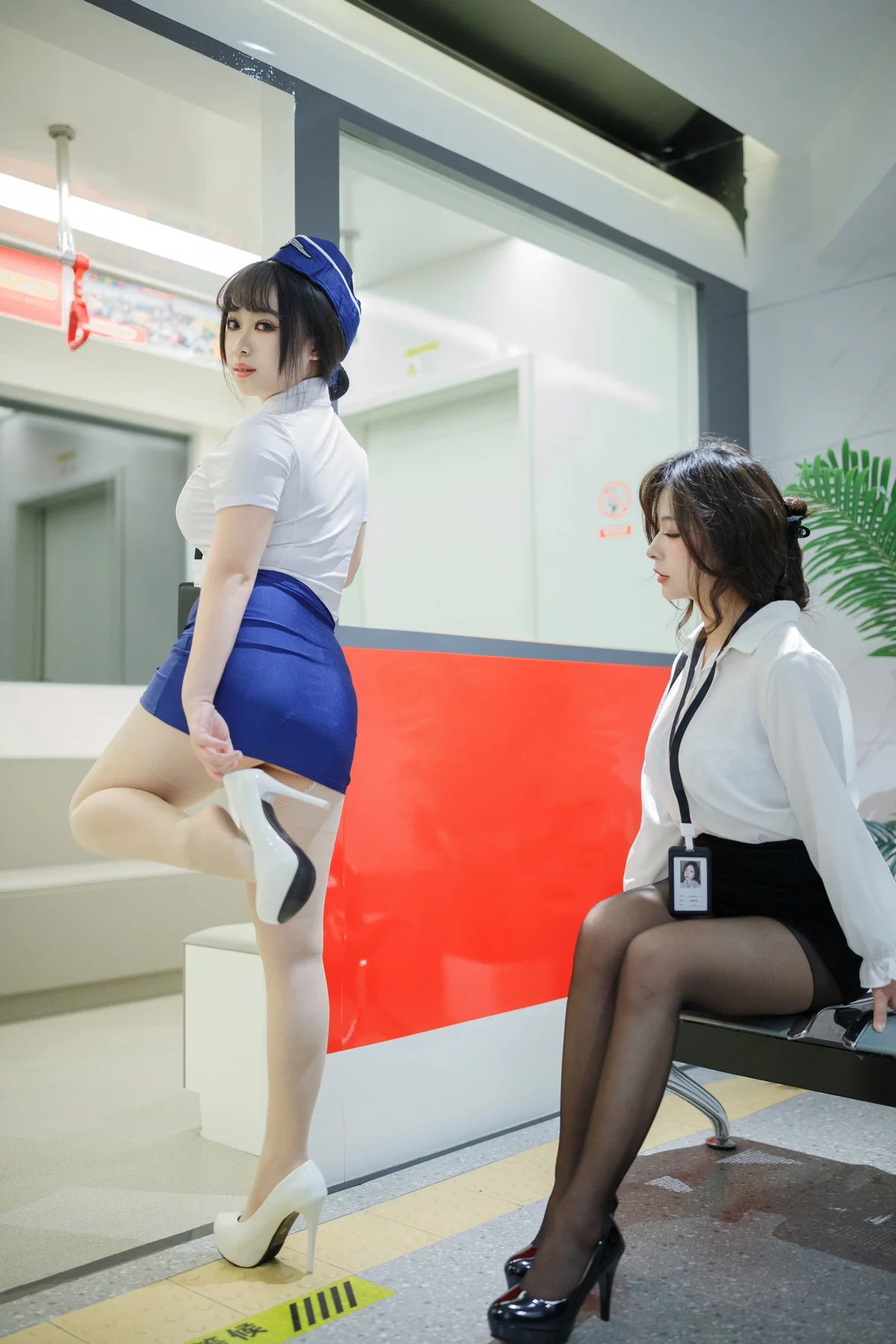 网络美女yuuhui玉汇＆胡桃猫电车主题性感姐妹花半脱白T露豪乳惹火诱惑写真164P