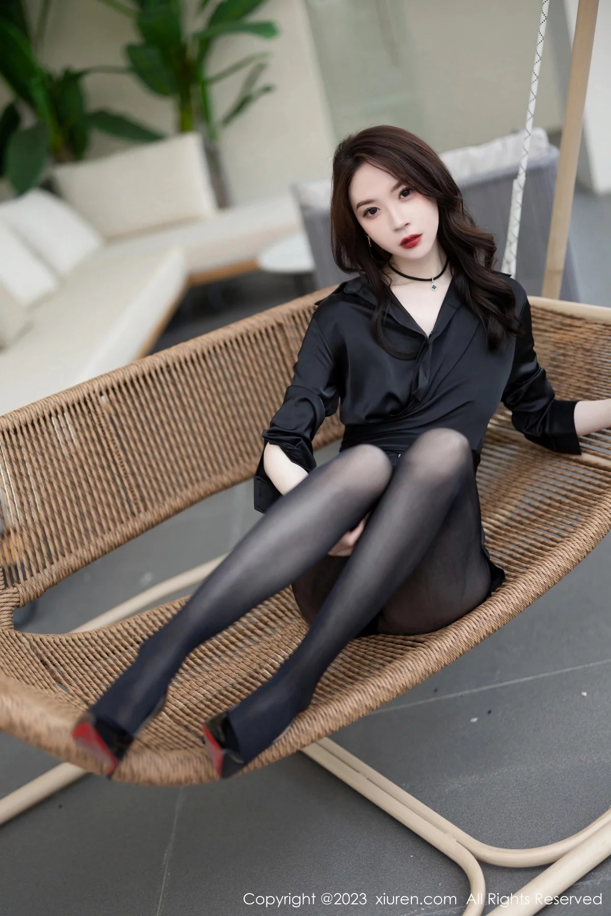 XiuRen第7332期_模特梦心玥性感黑衬衫露黑色情趣服饰配超薄黑丝迷人诱惑写真84P