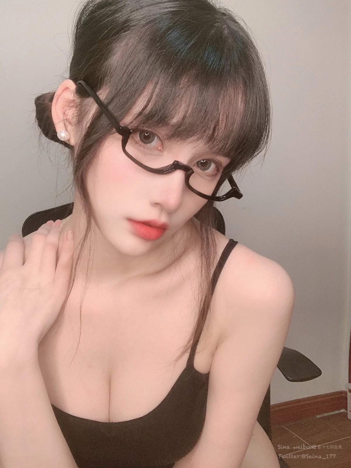 Coser小姐姐你十七鸽圣诞节主题性感白色绒毛上衣半脱露白色内衣完美诱惑写真55P