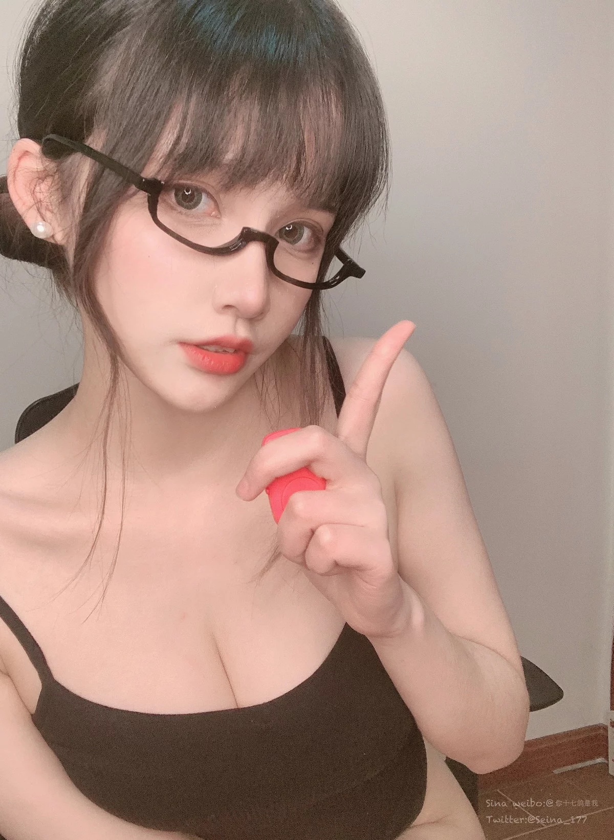 Coser小姐姐你十七鸽圣诞节主题性感白色绒毛上衣半脱露白色内衣完美诱惑写真55P