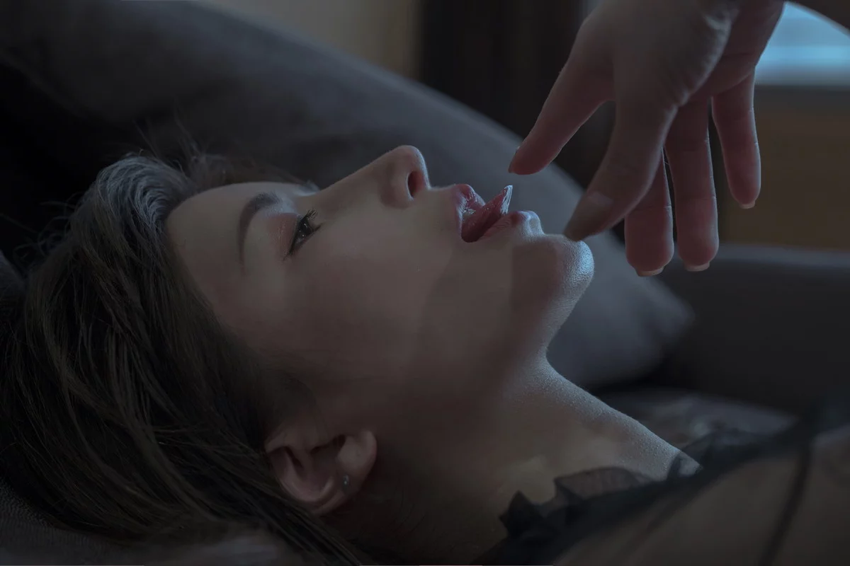 网络美女鹿八岁黑色西里里主题性感黑色情趣内衣配蕾丝吊袜秀美腿诱惑写真30P