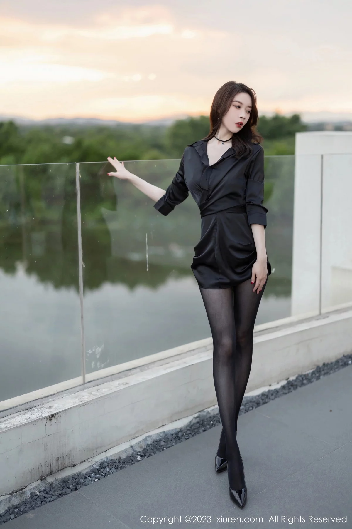 XiuRen第7332期_模特梦心玥性感黑衬衫露黑色情趣服饰配超薄黑丝迷人诱惑写真84P