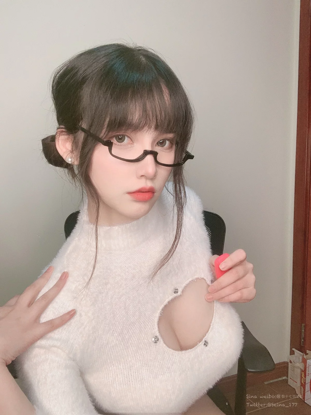 Coser小姐姐你十七鸽圣诞节主题性感白色绒毛上衣半脱露白色内衣完美诱惑写真55P