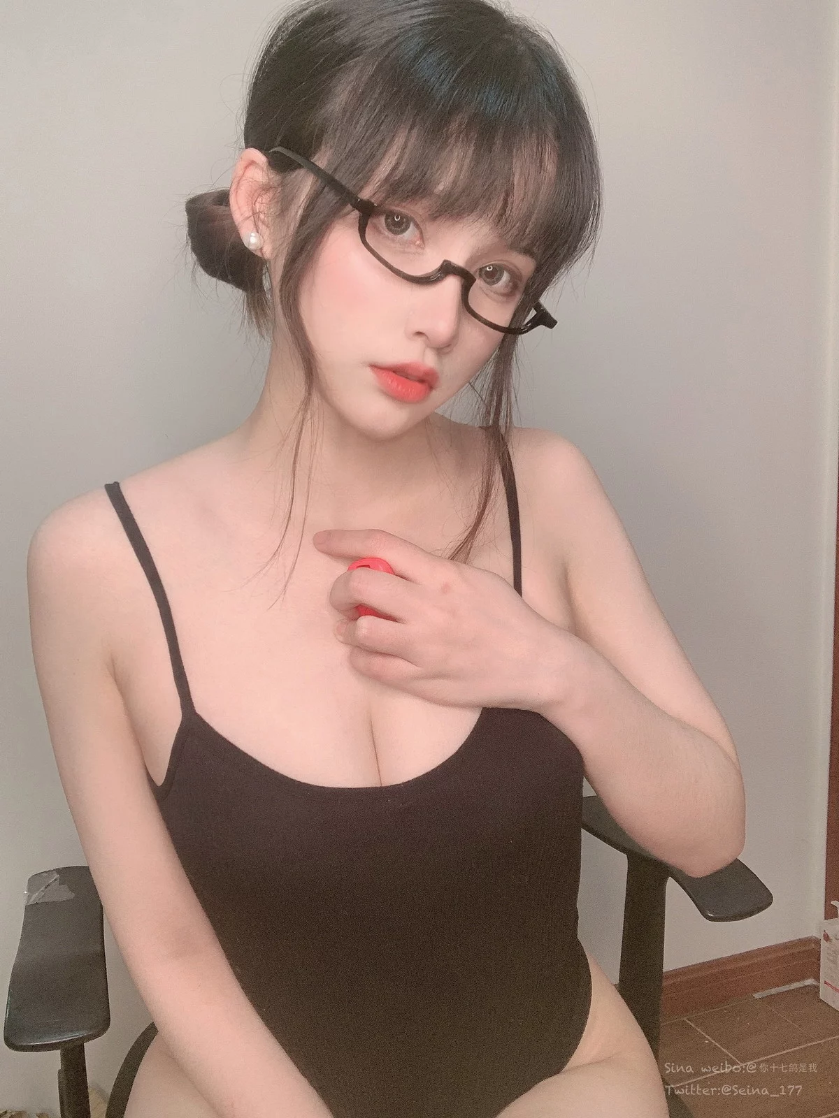 Coser小姐姐你十七鸽圣诞节主题性感白色绒毛上衣半脱露白色内衣完美诱惑写真55P