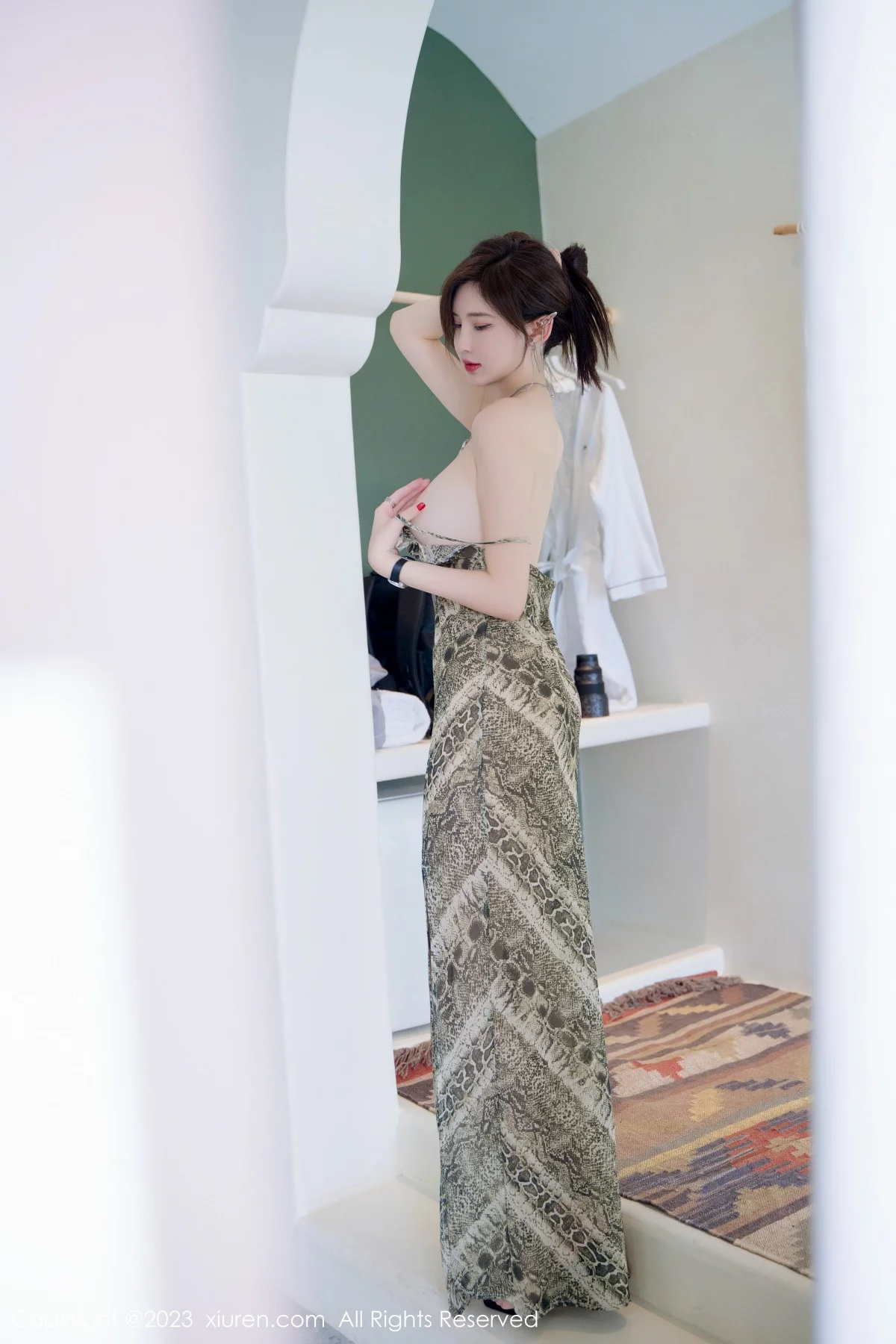 XiuRen第7339期_女神Carol周妍希性感蛇纹吊带裙配原色丝袜秀完美身材诱惑写真85P