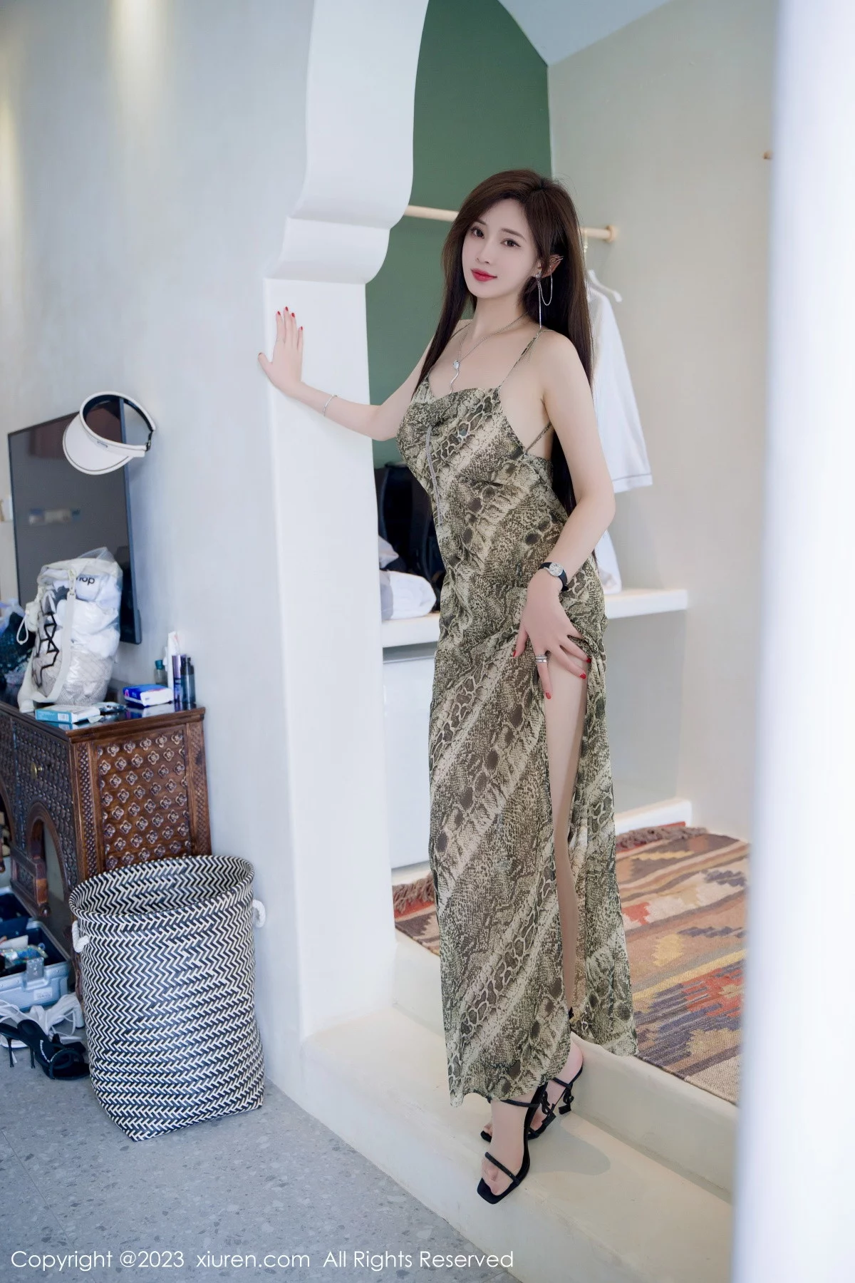 XiuRen第7339期_女神Carol周妍希性感蛇纹吊带裙配原色丝袜秀完美身材诱惑写真85P