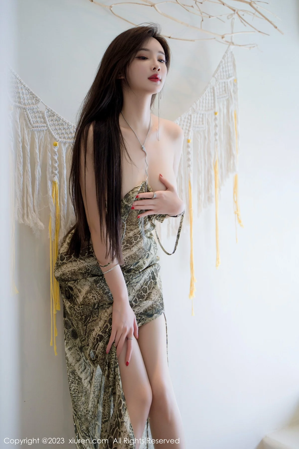 XiuRen第7339期_女神Carol周妍希性感蛇纹吊带裙配原色丝袜秀完美身材诱惑写真85P