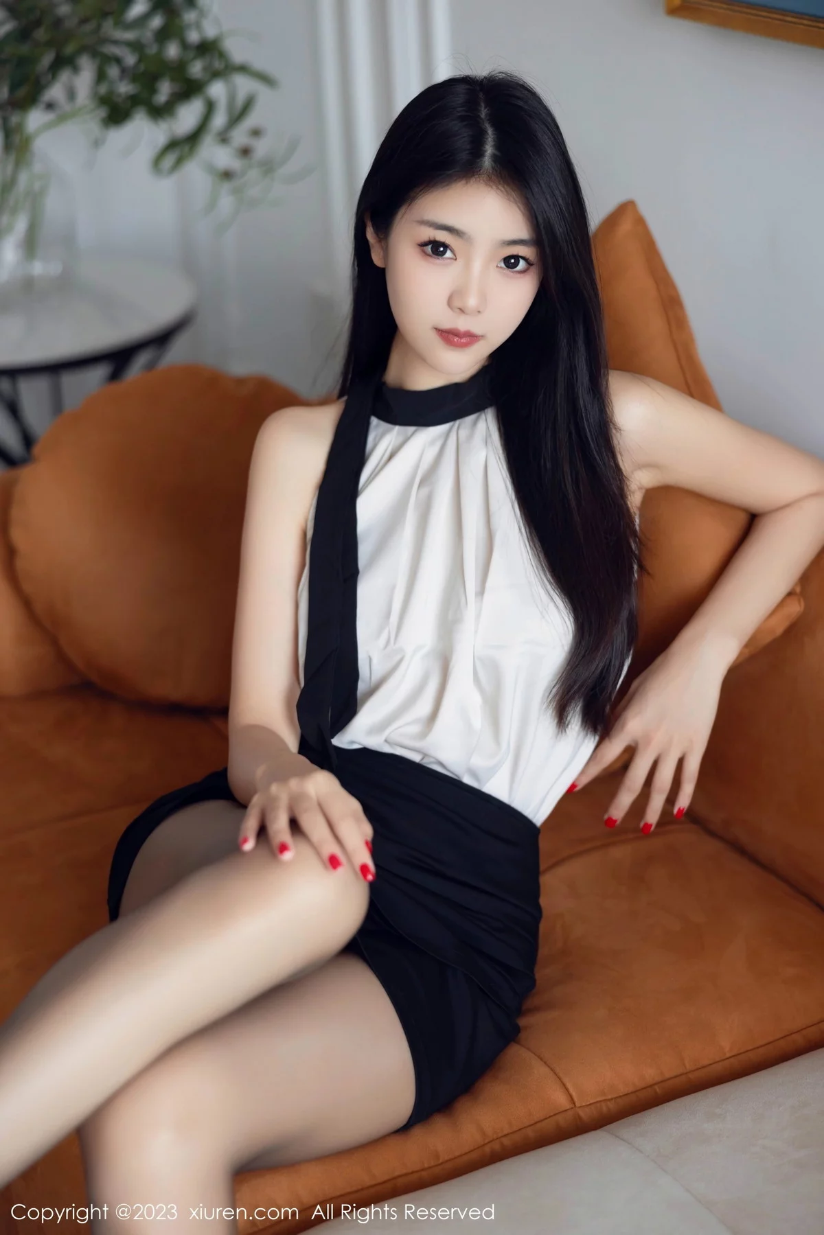 XiuRen第7342期_模特可乐Vicky性感黑白拼色连衣短裙配超薄黑丝秀美腿诱惑写真81P