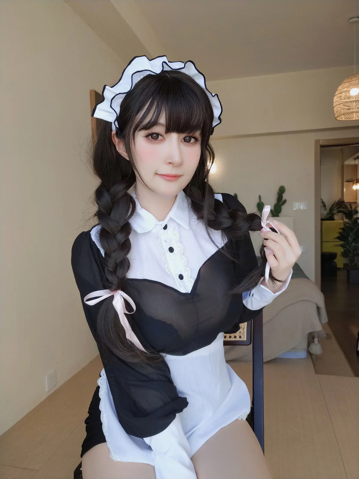 Coser小姐姐白银81吊带姐姐主题性感红上衣配黑短裙露黑丝吊袜秀美腿诱惑写真91P