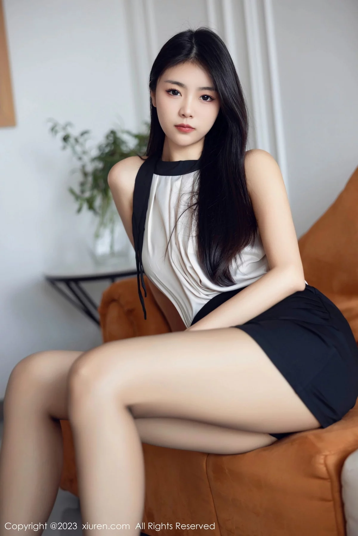 XiuRen第7342期_模特可乐Vicky性感黑白拼色连衣短裙配超薄黑丝秀美腿诱惑写真81P