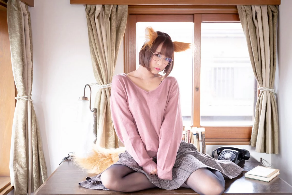 Coser美女月城委員会狐娘巫女主题粉红上衣配灰短裙露超薄黑丝秀美腿诱惑写真240P