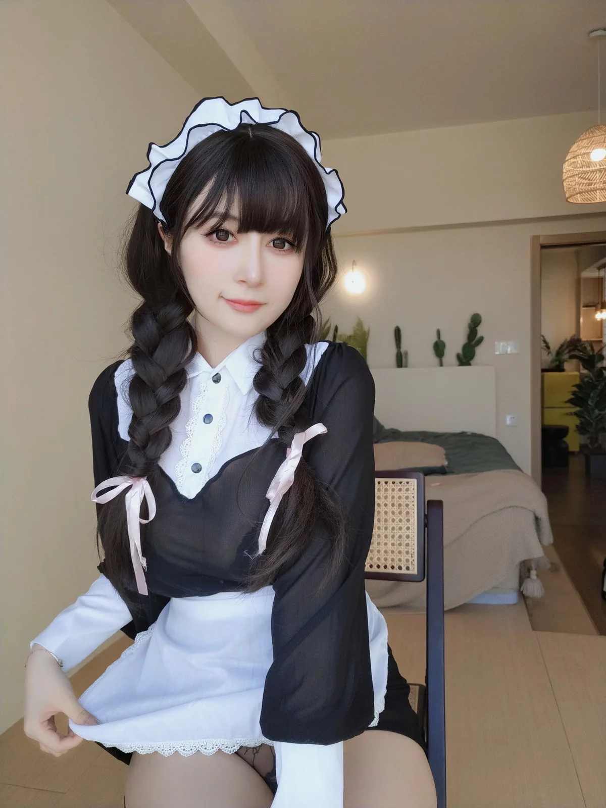 Coser小姐姐白银81吊带姐姐主题性感红上衣配黑短裙露黑丝吊袜秀美腿诱惑写真91P