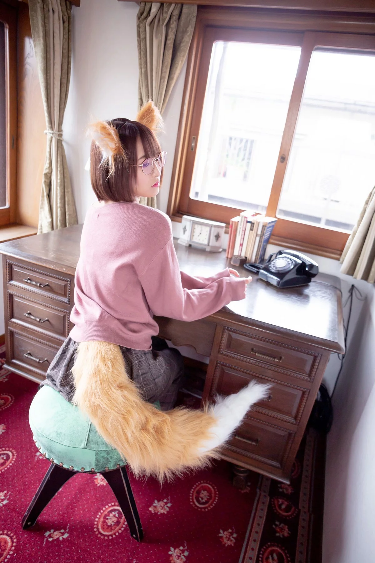 Coser美女月城委員会狐娘巫女主题粉红上衣配灰短裙露超薄黑丝秀美腿诱惑写真240P
