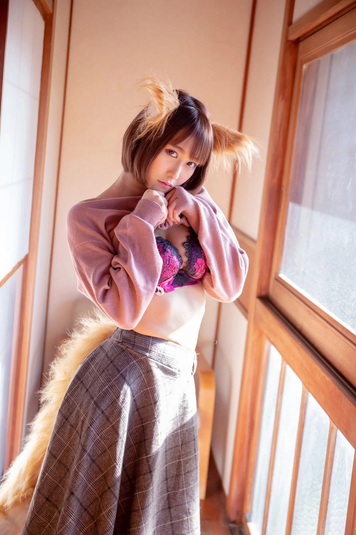 Coser美女月城委員会狐娘巫女主题粉红上衣配灰短裙露超薄黑丝秀美腿诱惑写真240P