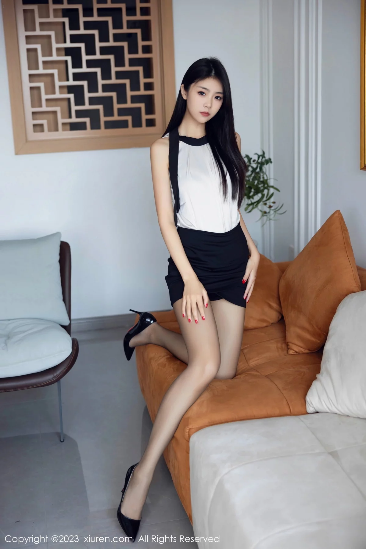 XiuRen第7342期_模特可乐Vicky性感黑白拼色连衣短裙配超薄黑丝秀美腿诱惑写真81P
