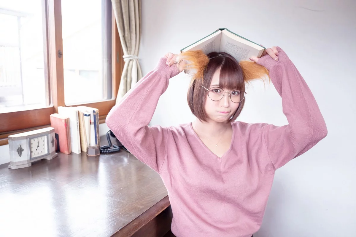 Coser美女月城委員会狐娘巫女主题粉红上衣配灰短裙露超薄黑丝秀美腿诱惑写真240P