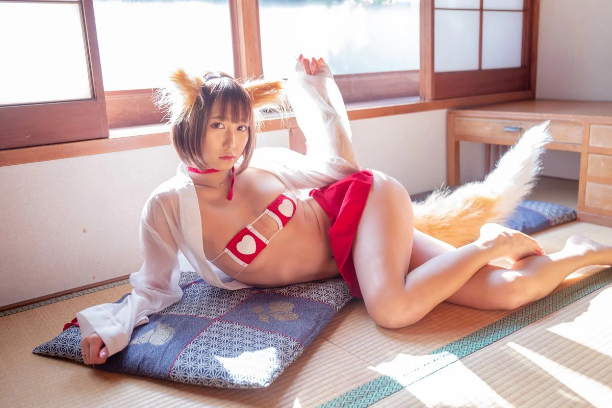 Coser美女月城委員会狐娘巫女主题粉红上衣配灰短裙露超薄黑丝秀美腿诱惑写真240P