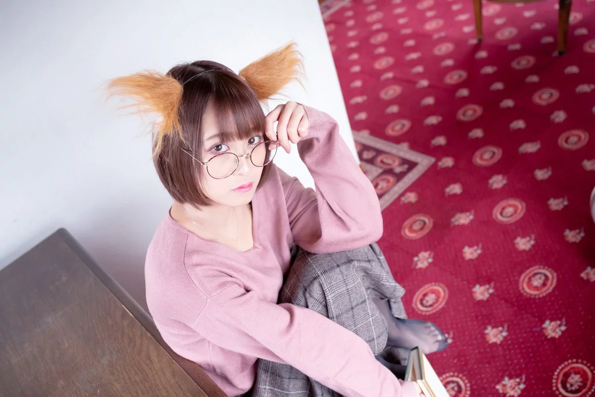 Coser美女月城委員会狐娘巫女主题粉红上衣配灰短裙露超薄黑丝秀美腿诱惑写真240P