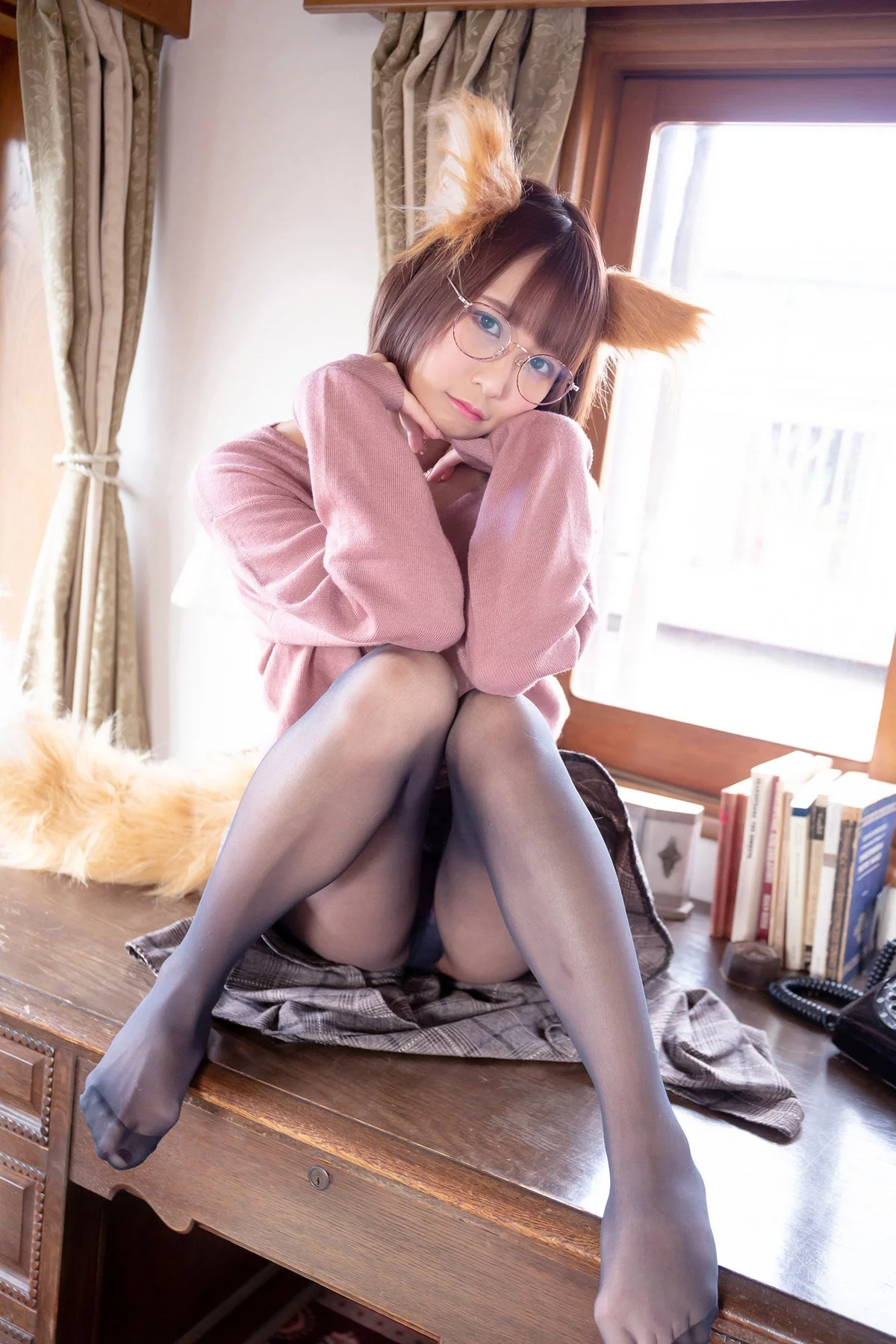 Coser美女月城委員会狐娘巫女主题粉红上衣配灰短裙露超薄黑丝秀美腿诱惑写真240P