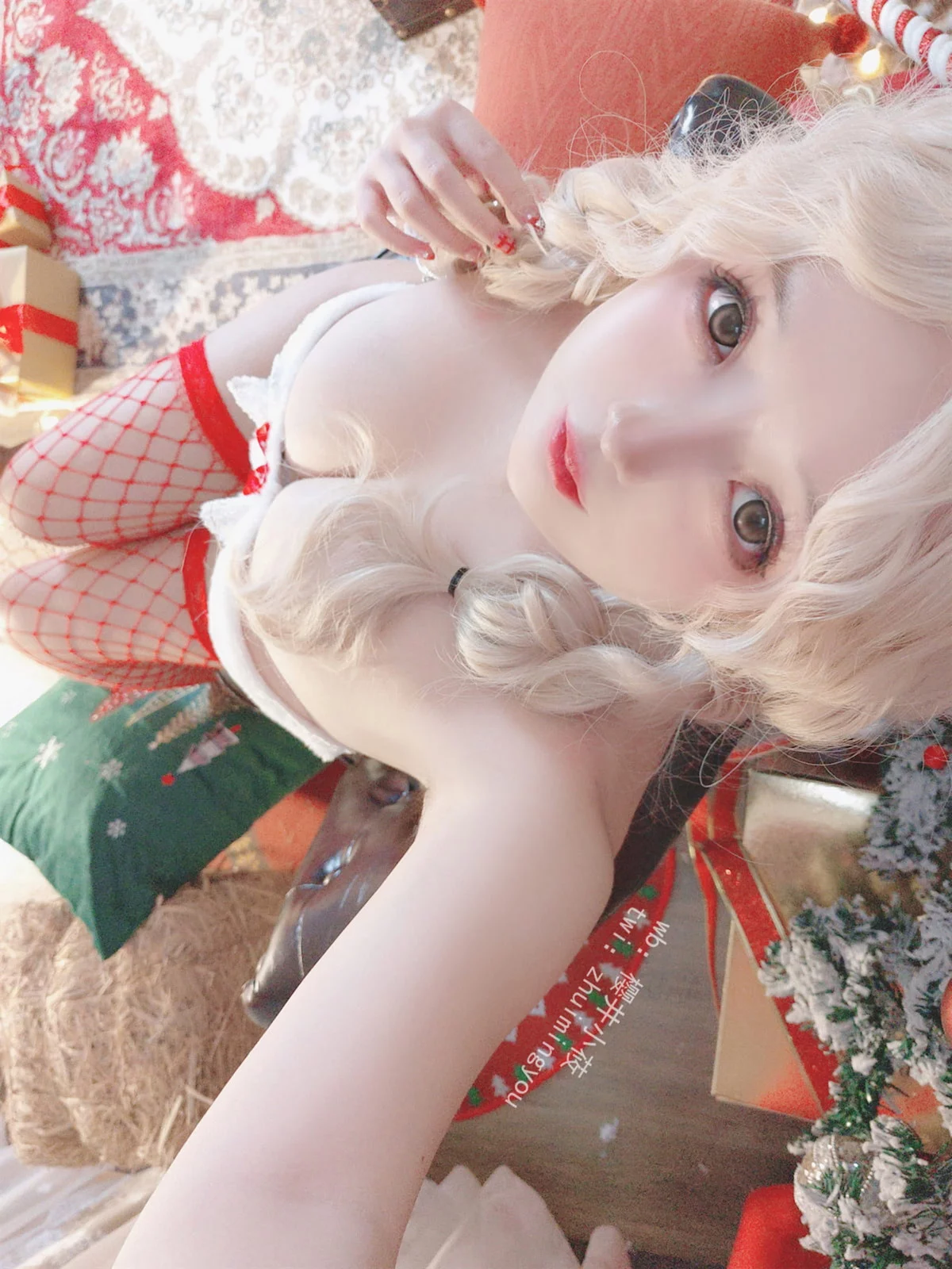 Cosplay美女日奈娇鹿女郎主题圣诞女郎装扮性感低胸连体衣配红丝网袜诱惑写真57P