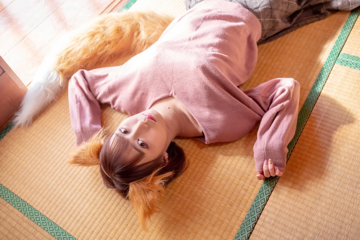 Coser美女月城委員会狐娘巫女主题粉红上衣配灰短裙露超薄黑丝秀美腿诱惑写真240P