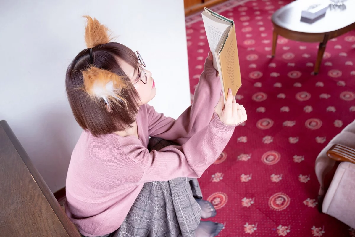 Coser美女月城委員会狐娘巫女主题粉红上衣配灰短裙露超薄黑丝秀美腿诱惑写真240P