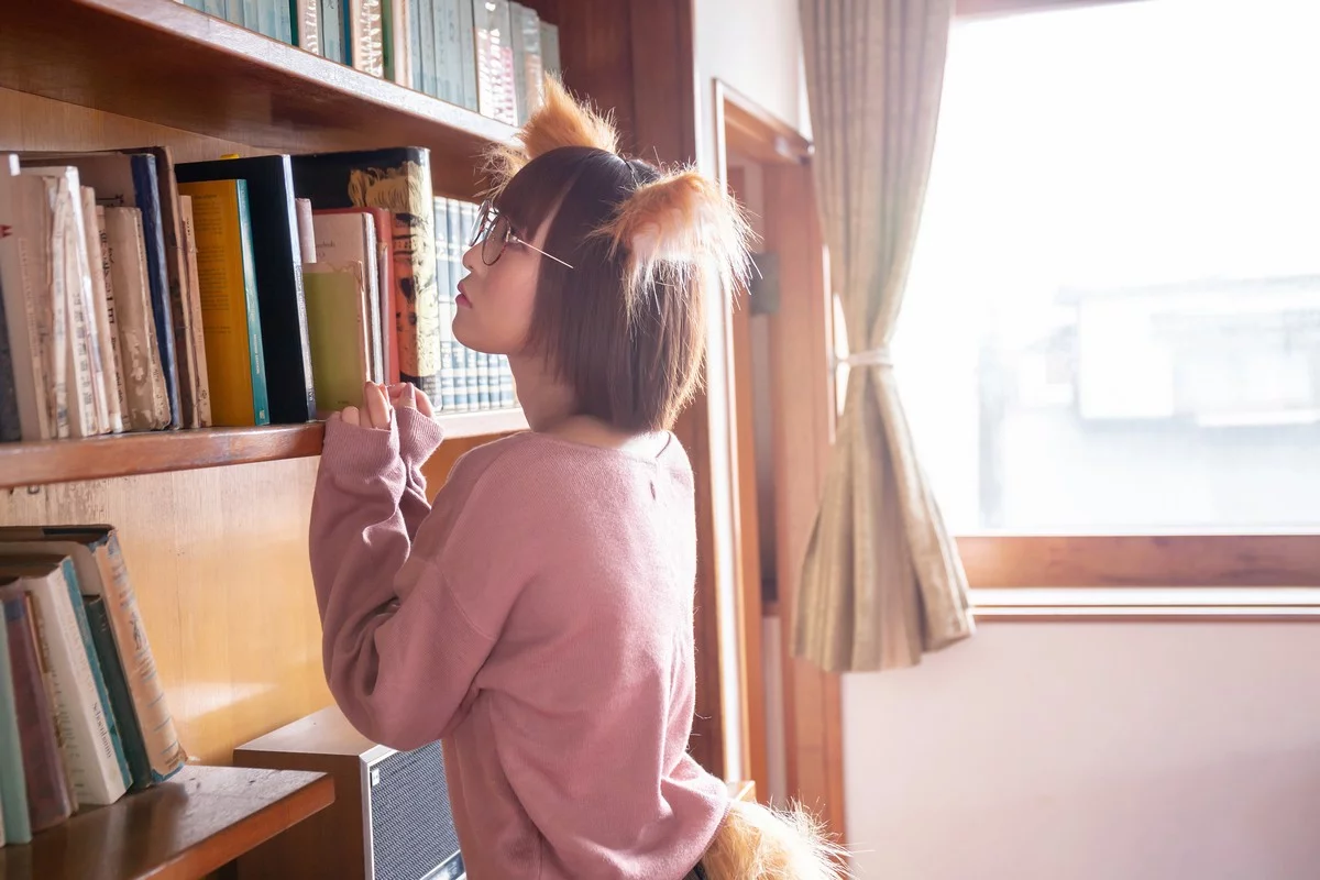 Coser美女月城委員会狐娘巫女主题粉红上衣配灰短裙露超薄黑丝秀美腿诱惑写真240P