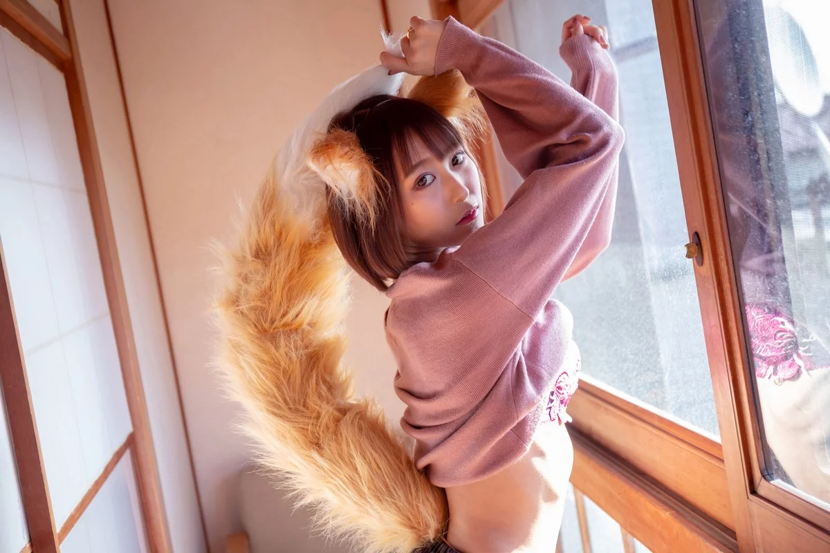 Coser美女月城委員会狐娘巫女主题粉红上衣配灰短裙露超薄黑丝秀美腿诱惑写真240P