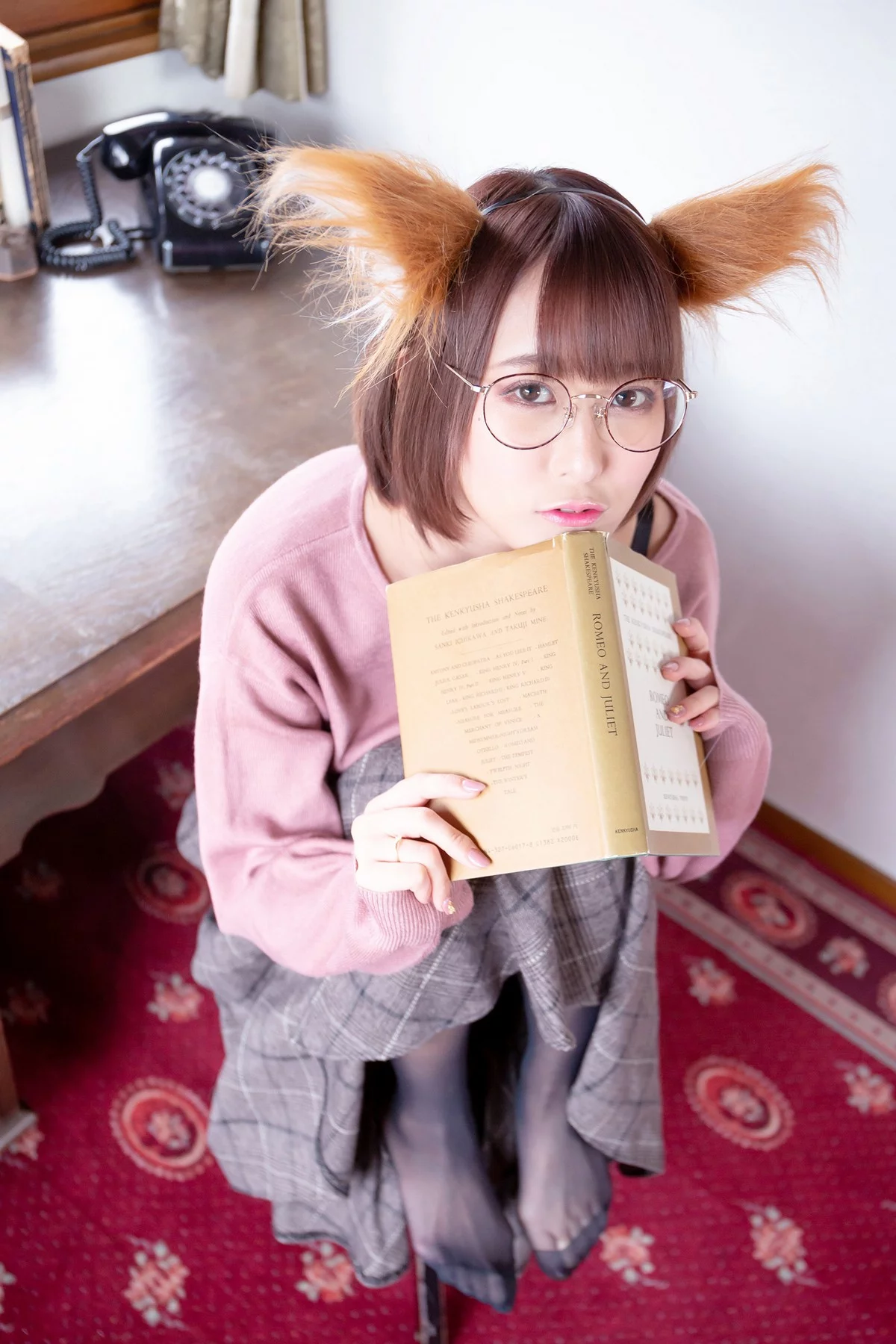 Coser美女月城委員会狐娘巫女主题粉红上衣配灰短裙露超薄黑丝秀美腿诱惑写真240P