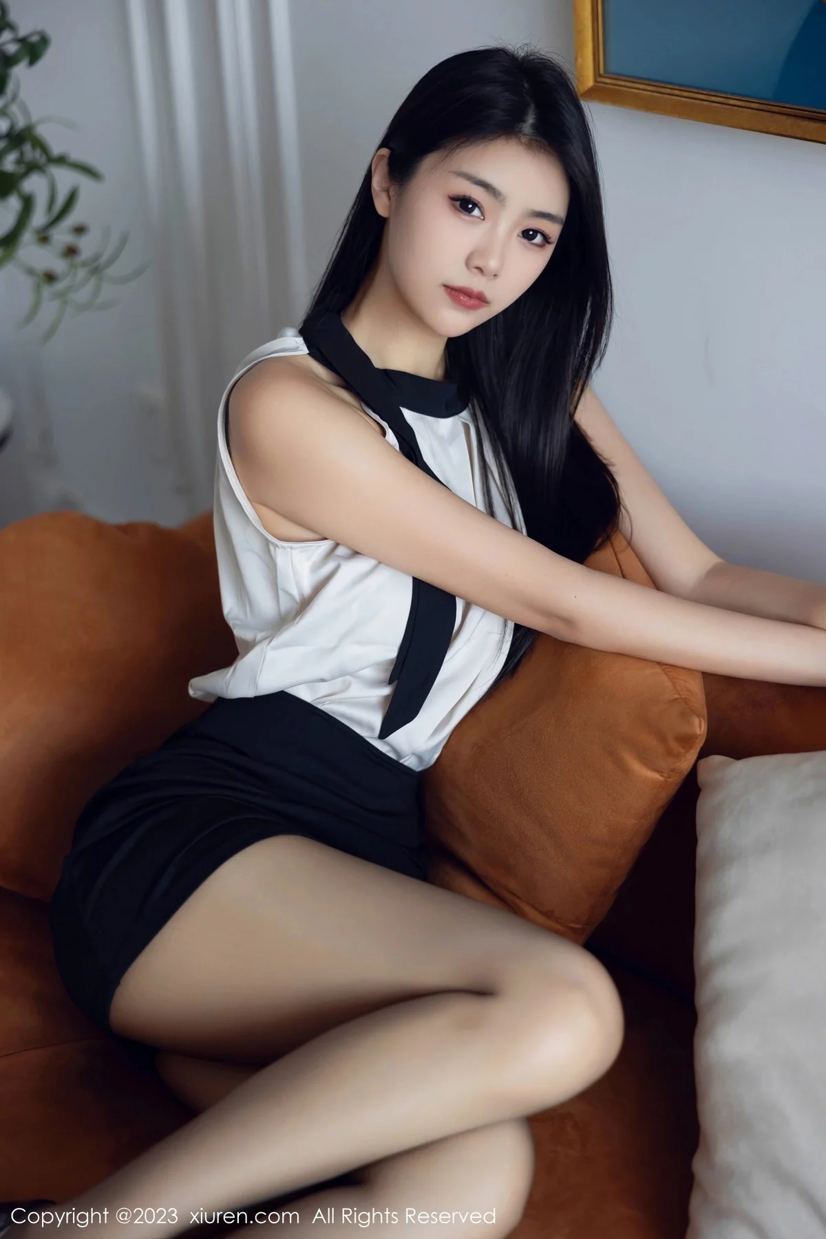 XiuRen第7342期_模特可乐Vicky性感黑白拼色连衣短裙配超薄黑丝秀美腿诱惑写真81P