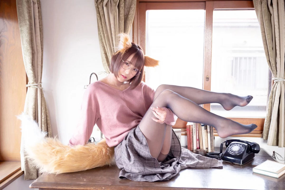 Coser美女月城委員会狐娘巫女主题粉红上衣配灰短裙露超薄黑丝秀美腿诱惑写真240P