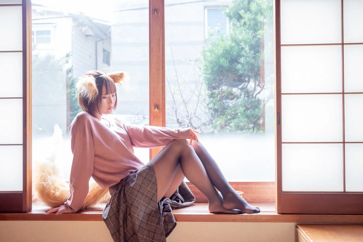 Coser美女月城委員会狐娘巫女主题粉红上衣配灰短裙露超薄黑丝秀美腿诱惑写真240P