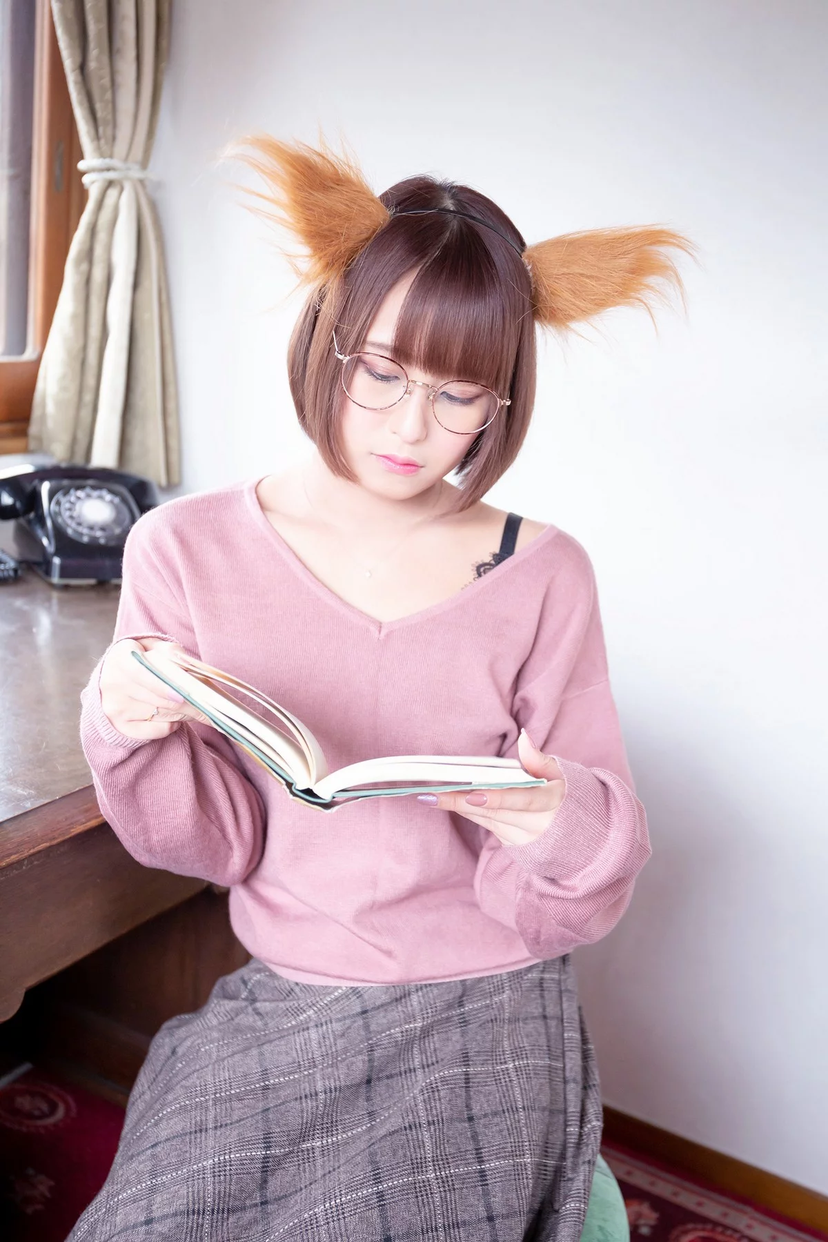 Coser美女月城委員会狐娘巫女主题粉红上衣配灰短裙露超薄黑丝秀美腿诱惑写真240P