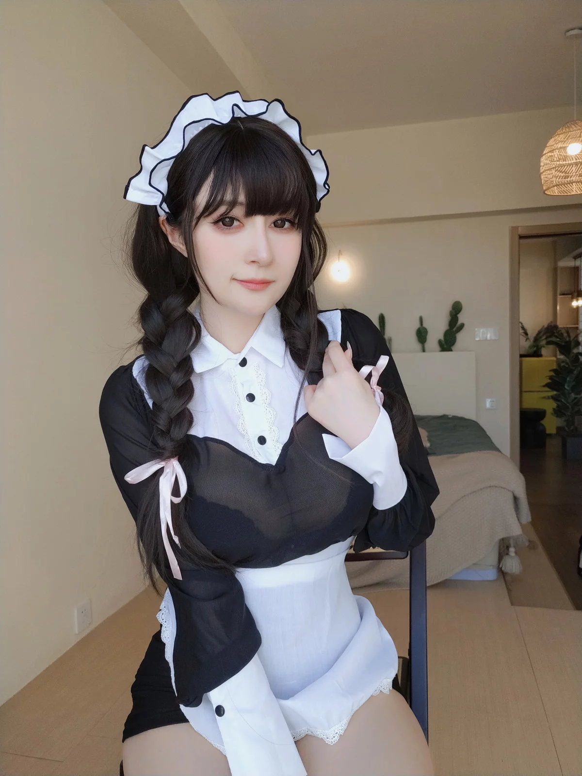 Coser小姐姐白银81吊带姐姐主题性感红上衣配黑短裙露黑丝吊袜秀美腿诱惑写真91P