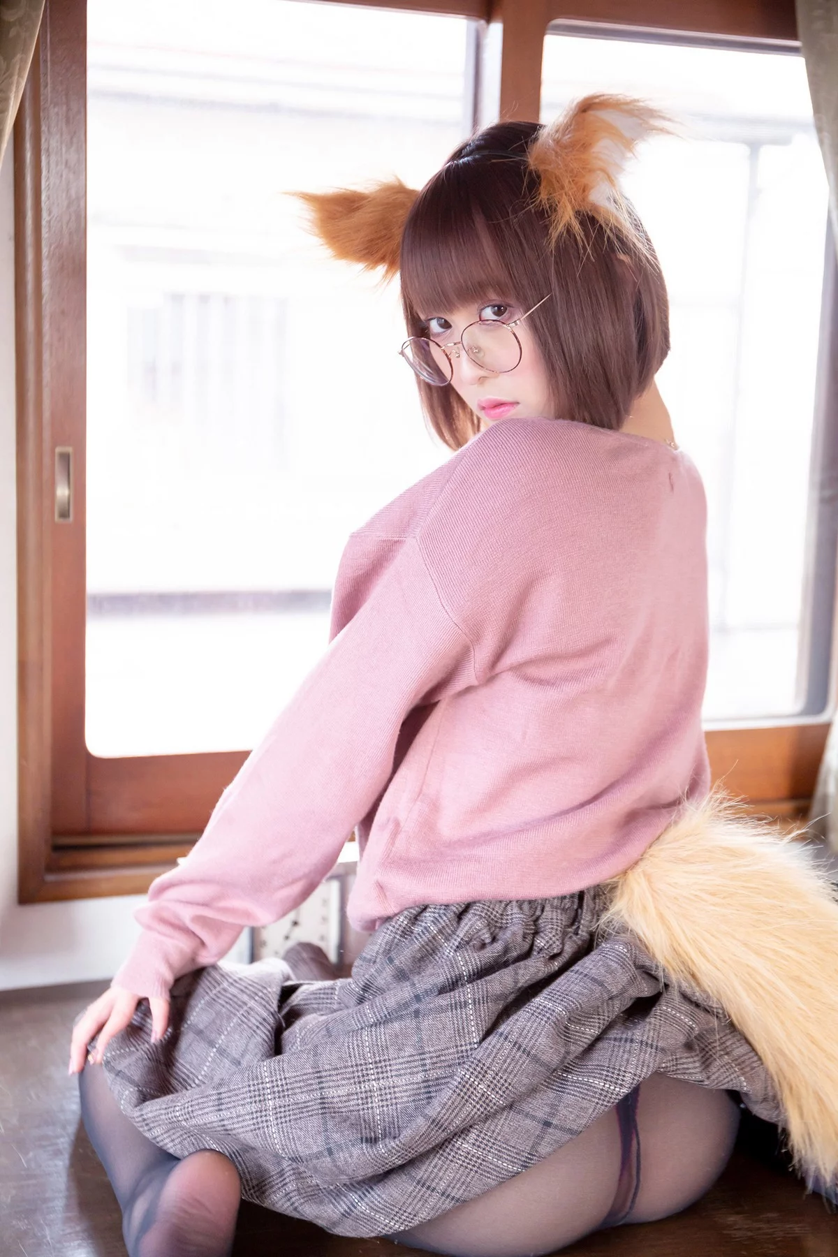 Coser美女月城委員会狐娘巫女主题粉红上衣配灰短裙露超薄黑丝秀美腿诱惑写真240P