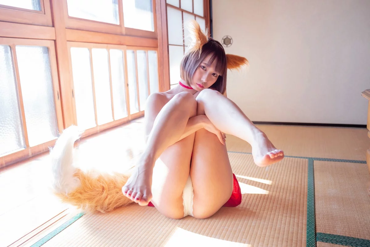 Coser美女月城委員会狐娘巫女主题粉红上衣配灰短裙露超薄黑丝秀美腿诱惑写真240P