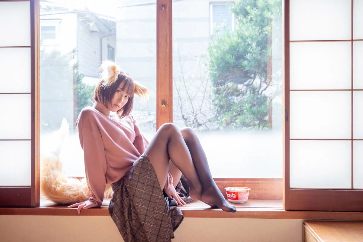 Coser美女月城委員会狐娘巫女主题粉红上衣配灰短裙露超薄黑丝秀美腿诱惑写真240P