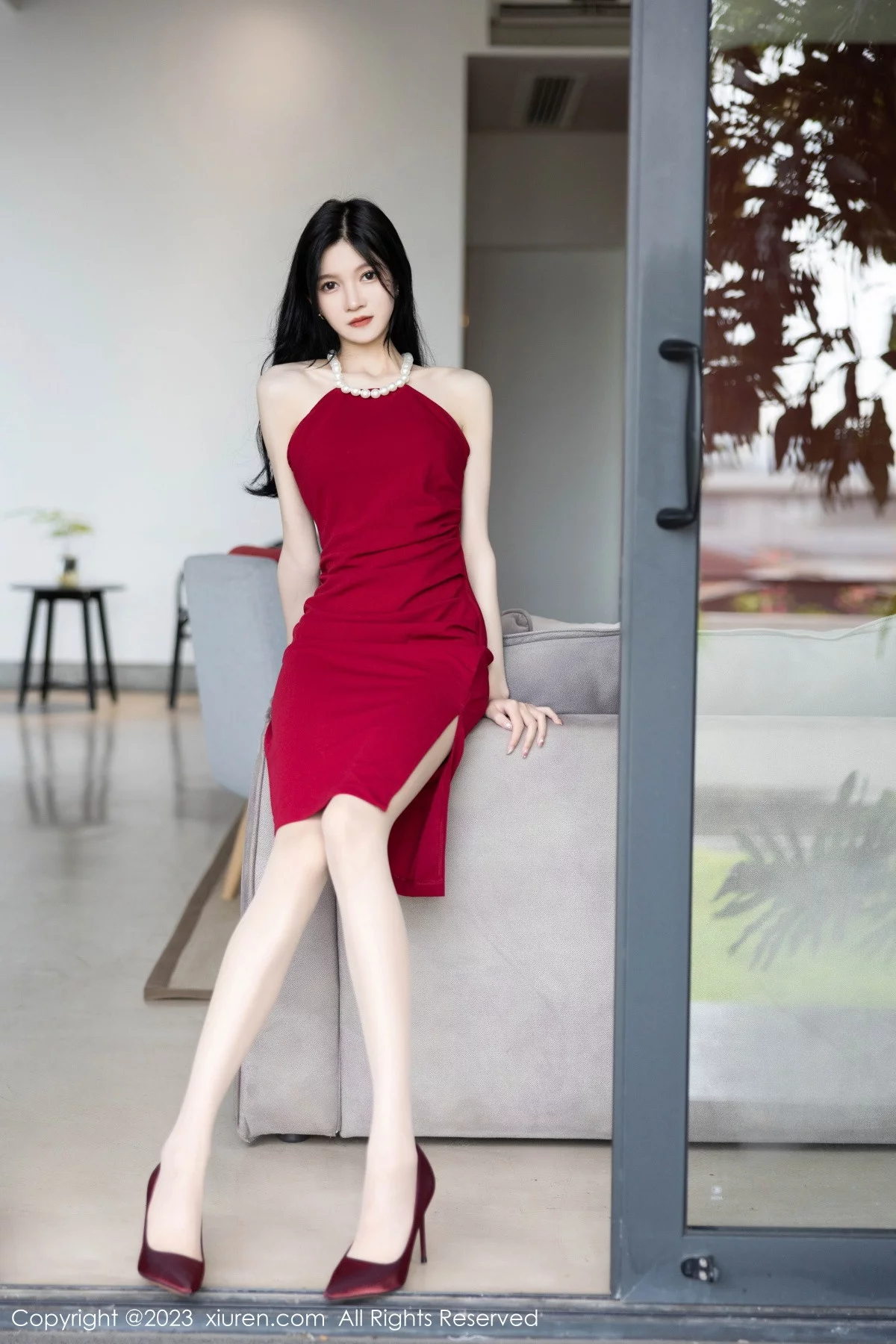 XiuRen第7352期_模特程程程性感红色连衣裙+黑色蕾丝情趣服秀苗条身姿诱惑写真80P