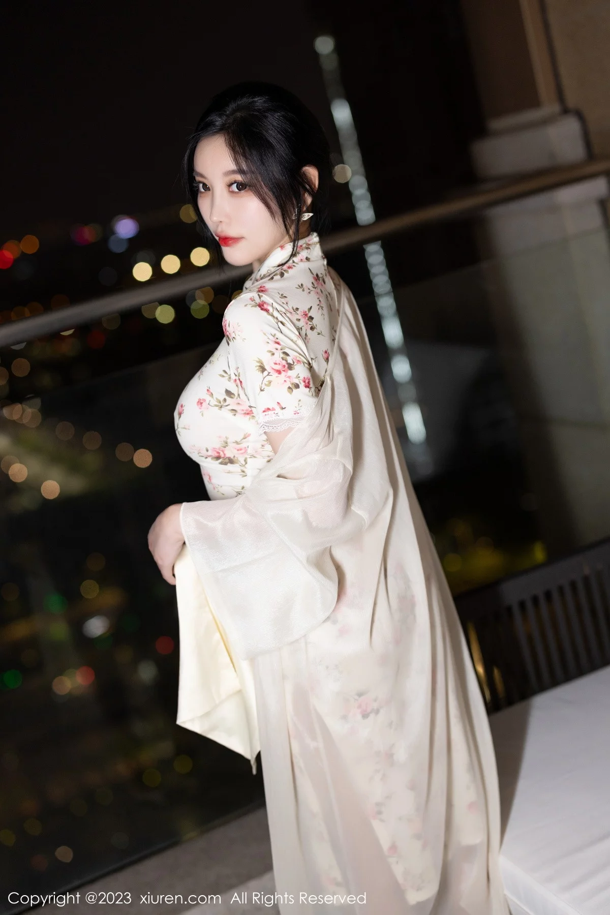 XiuRen第7363期_女神杨晨晨Yome性感米色长旗袍配开档肉丝秀丰腴身材诱惑写真86P