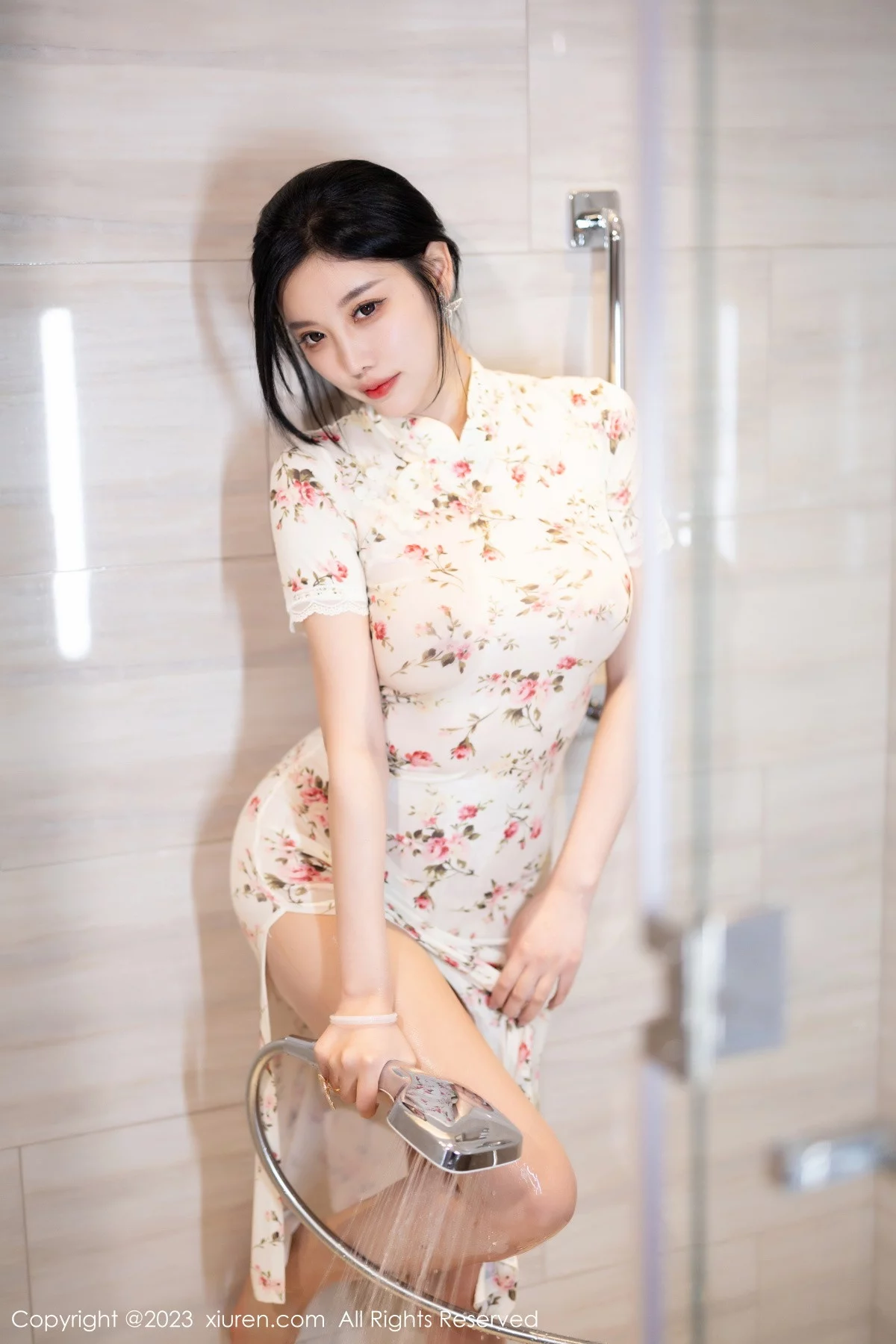 XiuRen第7363期_女神杨晨晨Yome性感米色长旗袍配开档肉丝秀丰腴身材诱惑写真86P