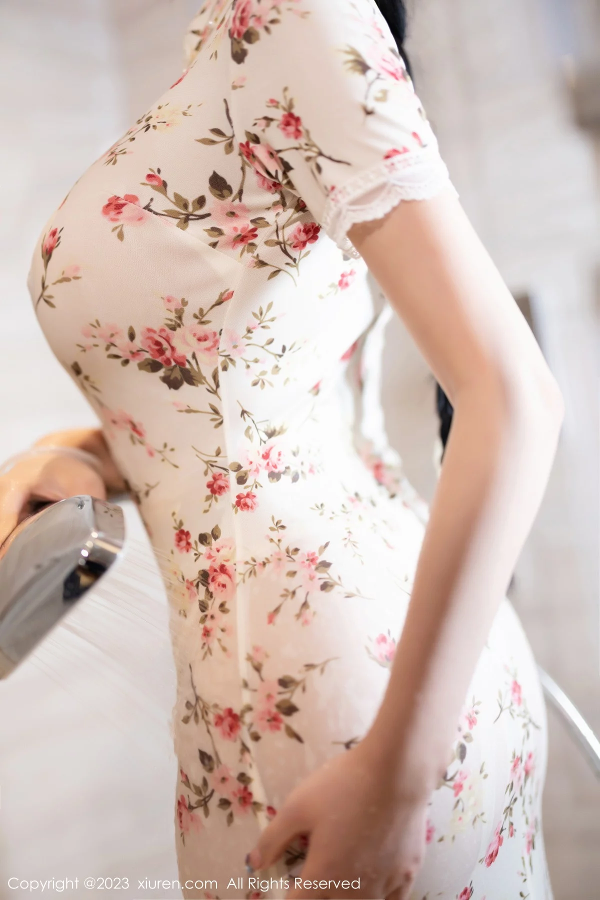 XiuRen第7363期_女神杨晨晨Yome性感米色长旗袍配开档肉丝秀丰腴身材诱惑写真86P