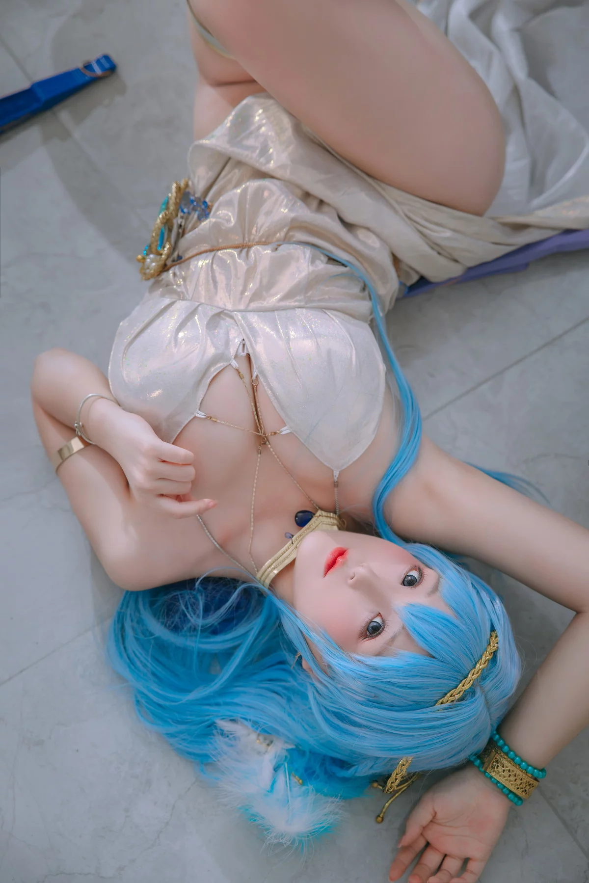Cosplay美女日奈娇海伦礼服主题私房性感银白色礼裙半撩秀翘臀美腿诱惑写真46P
